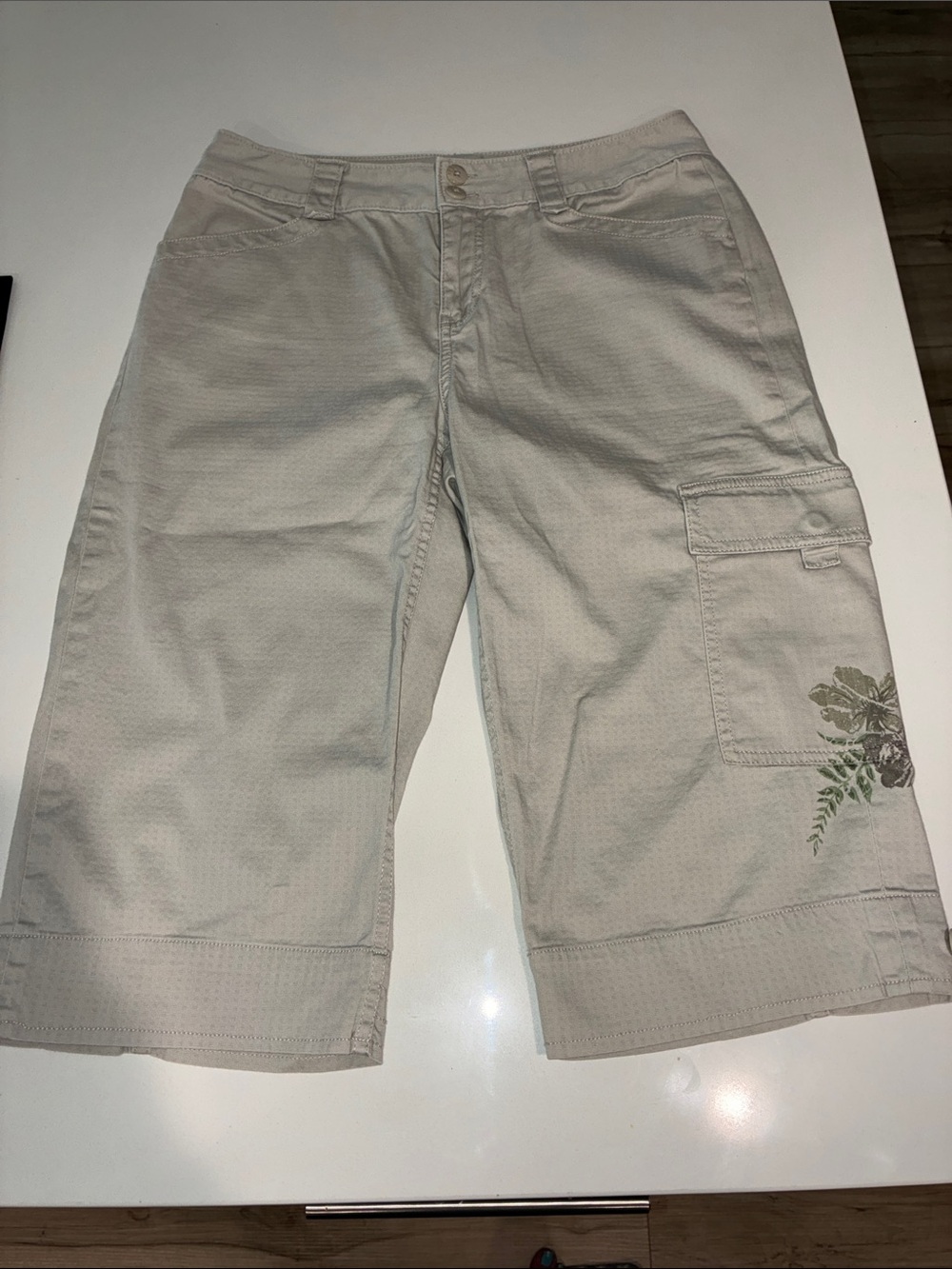 COLDWATER CREEK EUC Women’s Beige Cargo Capris With Left Leg Floral Design Sz 4P